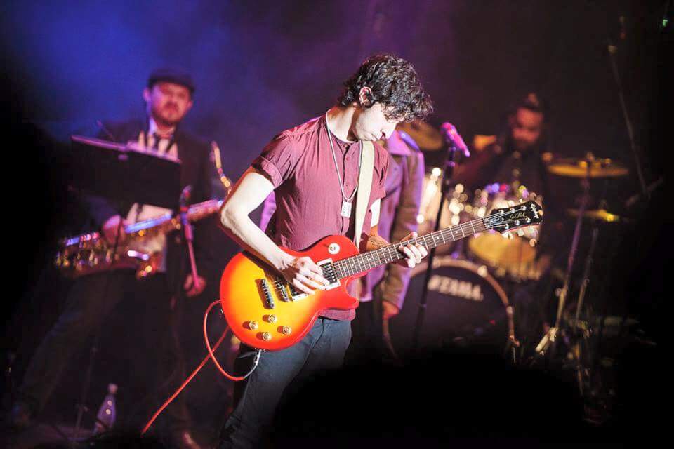 freakycolectivo's tweet photo. ¡Pendientes!  A Pane de los @LosPetitFellas le robaron la guitarra.  Por si la ven.  #FreakyFamilia https://t.co/LNoZZ2RIF7