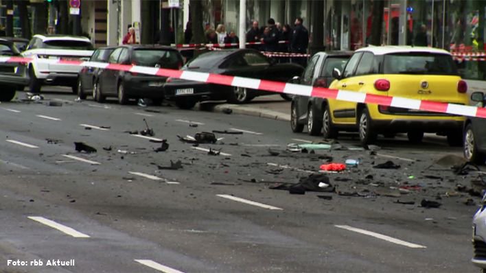 rbb24's tweet photo. Nach #Autoexplosion in der Bismarckstraße: Zeuge vom Dach meldet sich bei der @polizeiberlin https://t.co/IS34AIxAkv https://t.co/V53IXS77SA