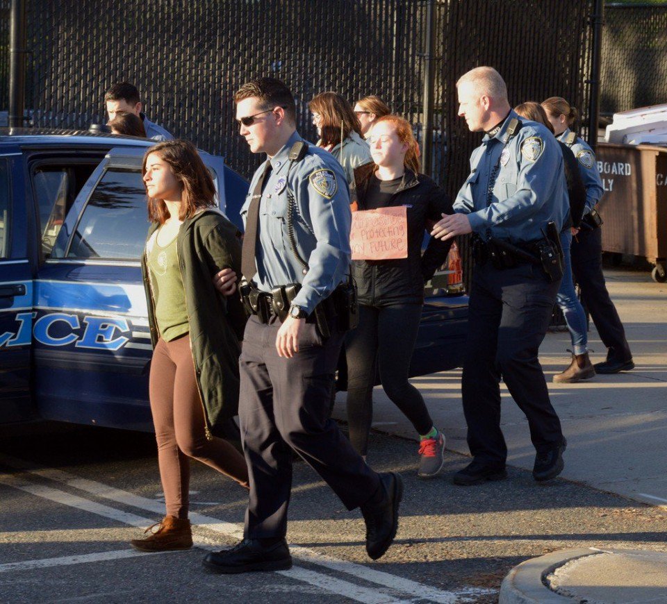 masslivenews's tweet photo. 19 UMass students arrested as university again shuts down @divestumass sit-in. #SitAtWhit https://t.co/3iM3CpJgnC https://t.co/JCtgfkxFA1