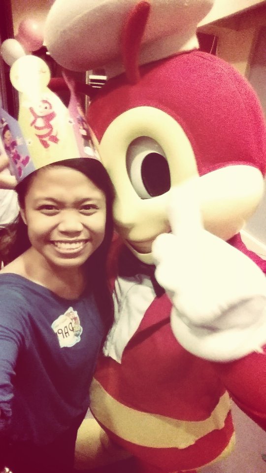iamdaphne101's tweet photo. This very first selfie with the big bee 🐝😘
#happiness #jolly #bee #kidsparty #farewell #theboss https://t.co/F5tbA1QGv7