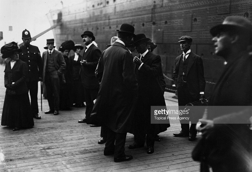 #OnThisDay in 1912 RMS Titanic fails to divert its course and hits an iceberg: gtty.im/1T6gGAX