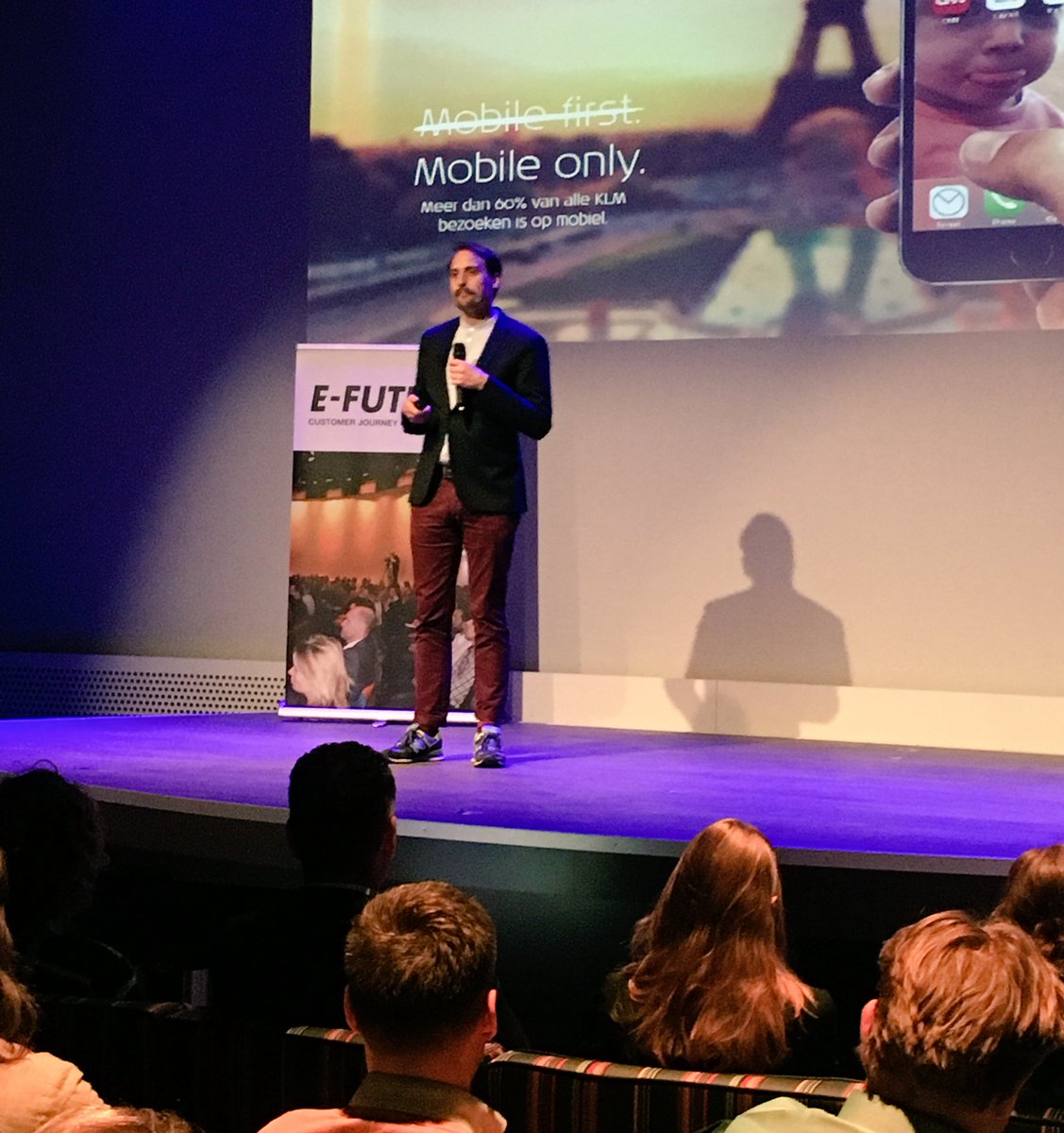 RikdeFluiter's tweet photo. 60% van het verkeer van KLM is mobiel! Dus niet "mobile first" maar "mobile only" #Efuture16 https://t.co/w2nGkTLTnW