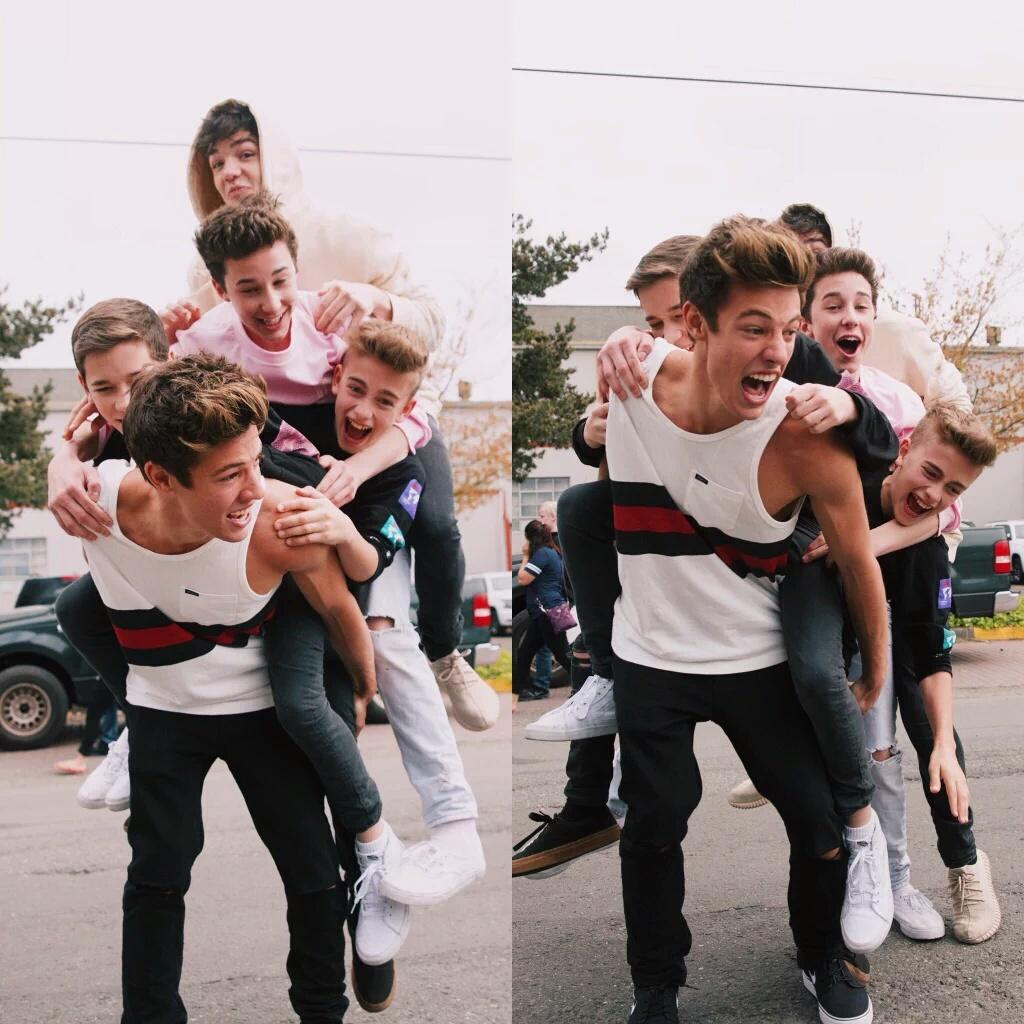 conexaopopsite's tweet photo. Cameron e Aaron com alguns integrantes da nova Magcon ontem. https://t.co/LpluQCEMKK