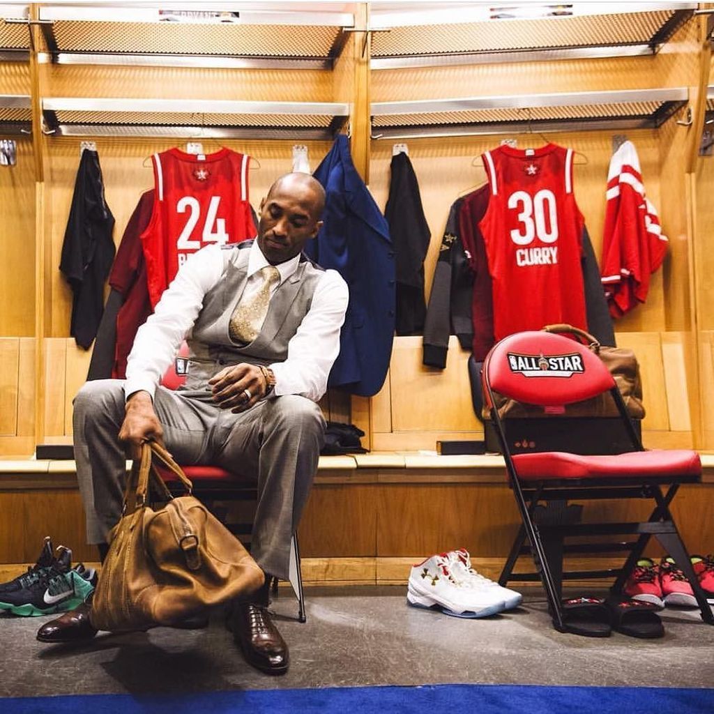 HoopClubTO's tweet photo. Kobe's final visit to Toronto during All-Star Weekend, again juxtaposed with Steph Curry. What a night! 📷 @doncharl… https://t.co/abhJGfNUYe