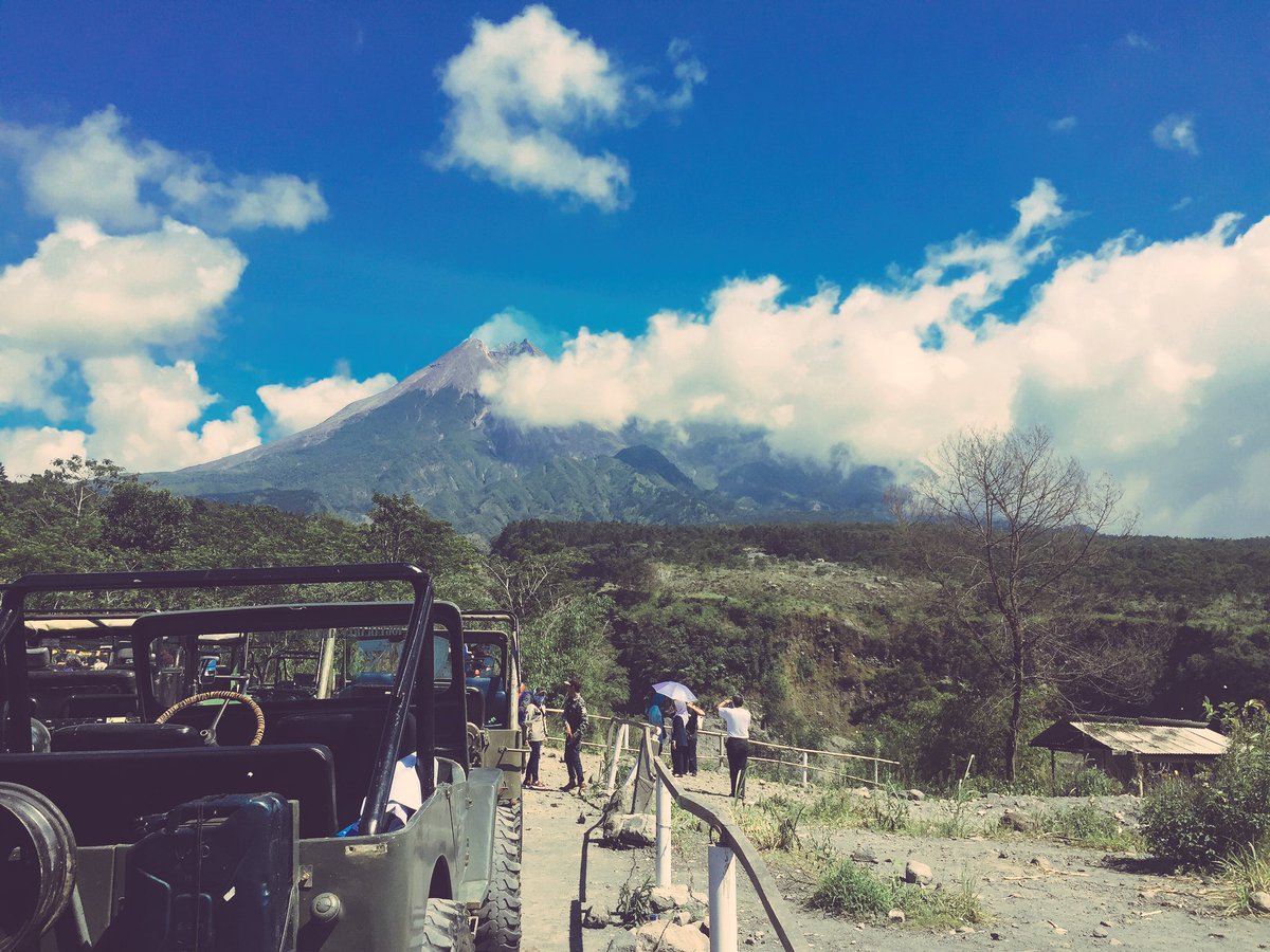 ImelB's tweet photo. It's my 1st time saw Mt.Merapi (in a distance).Beautiful! @hardrockfm @indtravel #ExploreNusantara #PesonaIndonesia https://t.co/iWf0BCqneD