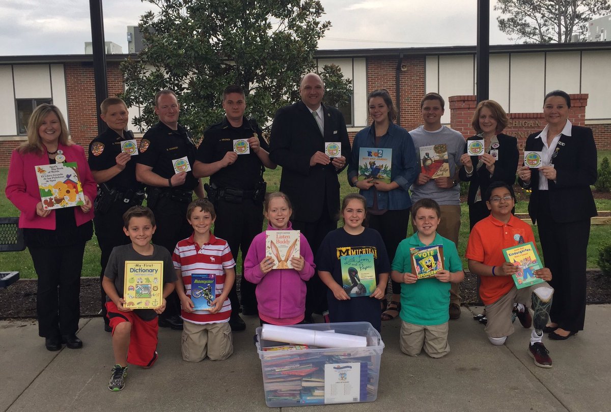 BradleySchools's tweet photo. @BradleyCoSO presents @BCSRead20 decal to @BradleySchools in support of @ReadtobeReadyTN @READYforKindy #90%Goal https://t.co/J2jCD2MVtb