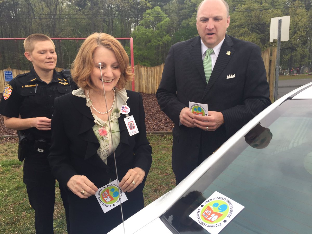 BradleySchools's tweet photo. @BradleyCoSO presents @BCSRead20 decal to @BradleySchools in support of @ReadtobeReadyTN @READYforKindy #90%Goal https://t.co/J2jCD2MVtb