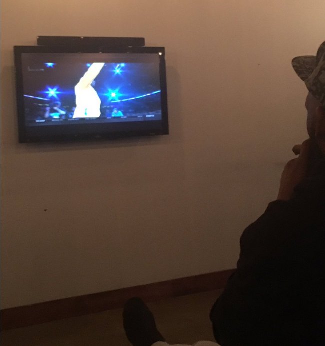 stoolpresidente's tweet photo. R Kelly watching Kobe's final seconds on Michael Scott's plasma TV https://t.co/rK61J1kZMu  #MambaOut https://t.co/7YgblSq6Es