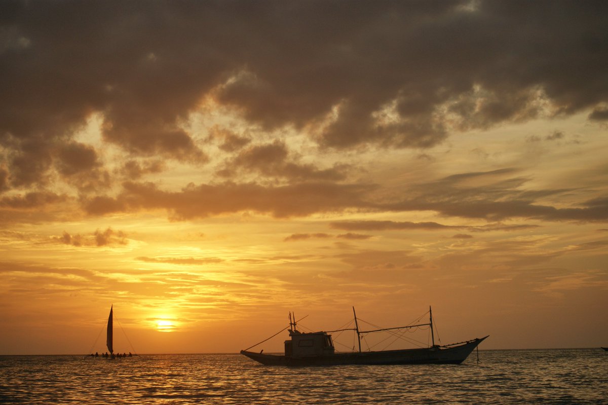 backpackingMY's tweet photo. Harga sy dpt harga 400 peso. Sy recommend naik parawsailing during nak sunset. View diaaaaa.. #bpBoracay https://t.co/I9Ccae4IEH