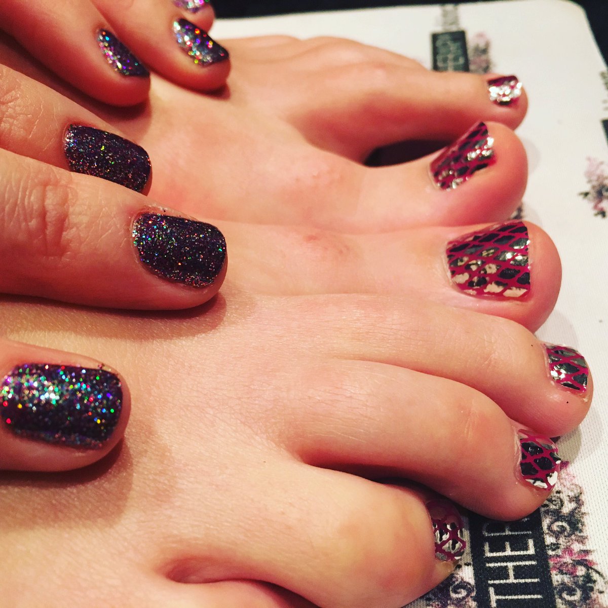 AlexTherapySkin's tweet photo. Shellac rockstar & Minx toes ๐
๐ผ #minx #minxtoes #shellac #hands #therapyskincare #halifax #beautysalon https://t.co/BI7HbfHU22