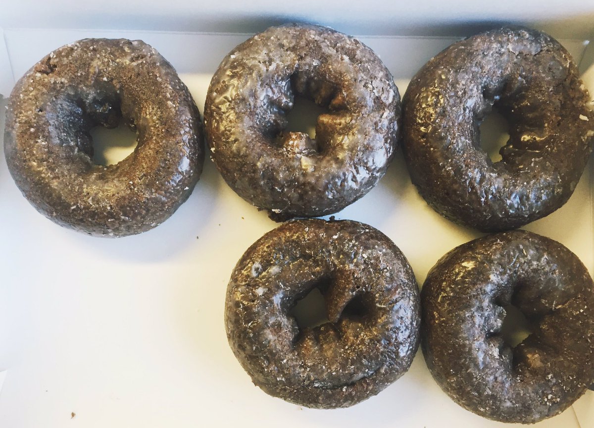 DCoffeeSnob's tweet photo. Went for 1 left w/ 6. Somehow there are only 5 left. It was 6 for $4! There is just no saying no to that. @DCDunkin https://t.co/wwgSzBPH86