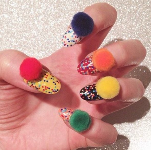 Cestfouca's tweet photo. Les pompons : la nouvelle tendance manucure ! #nailart #fashion #pompon https://t.co/DqJWzBMv7x https://t.co/qEmdNVQa0u