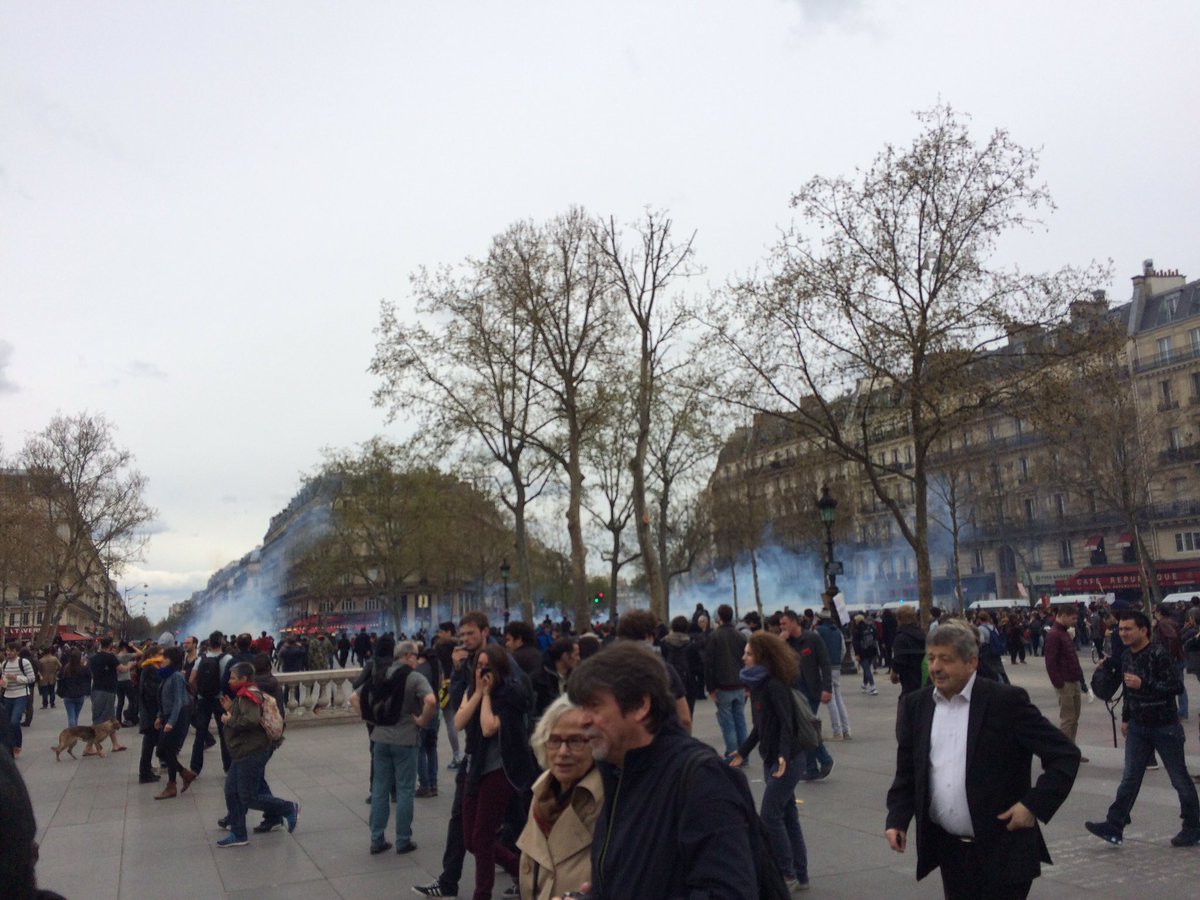 raphaelleprimet's tweet photo. On nous gaze à Republique syndicalistes et lycéens qui manifestions tranquilles honte au Gvt ! https://t.co/gDRTo5EkEz