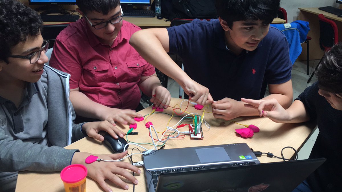 esrabulbull's tweet photo. Lise Maker ve Yazılım Kulübümüzde Makey Makey ile piyano çaldık,Flappy Birds ile yarıştık ve dahası... :) #areltech https://t.co/y3jaskG8LF