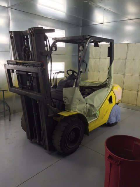 CubicStorage's tweet image. First forklift going in the new paint booth! #komatsu #newpaint