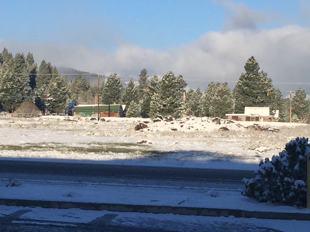 Nice light dusting of snow in Truckee. Take it slow and easy this morning. <a href="/TruckeePolice/">Truckee Police</a> <a href="/TownofTruckee/">Town of Truckee</a>
