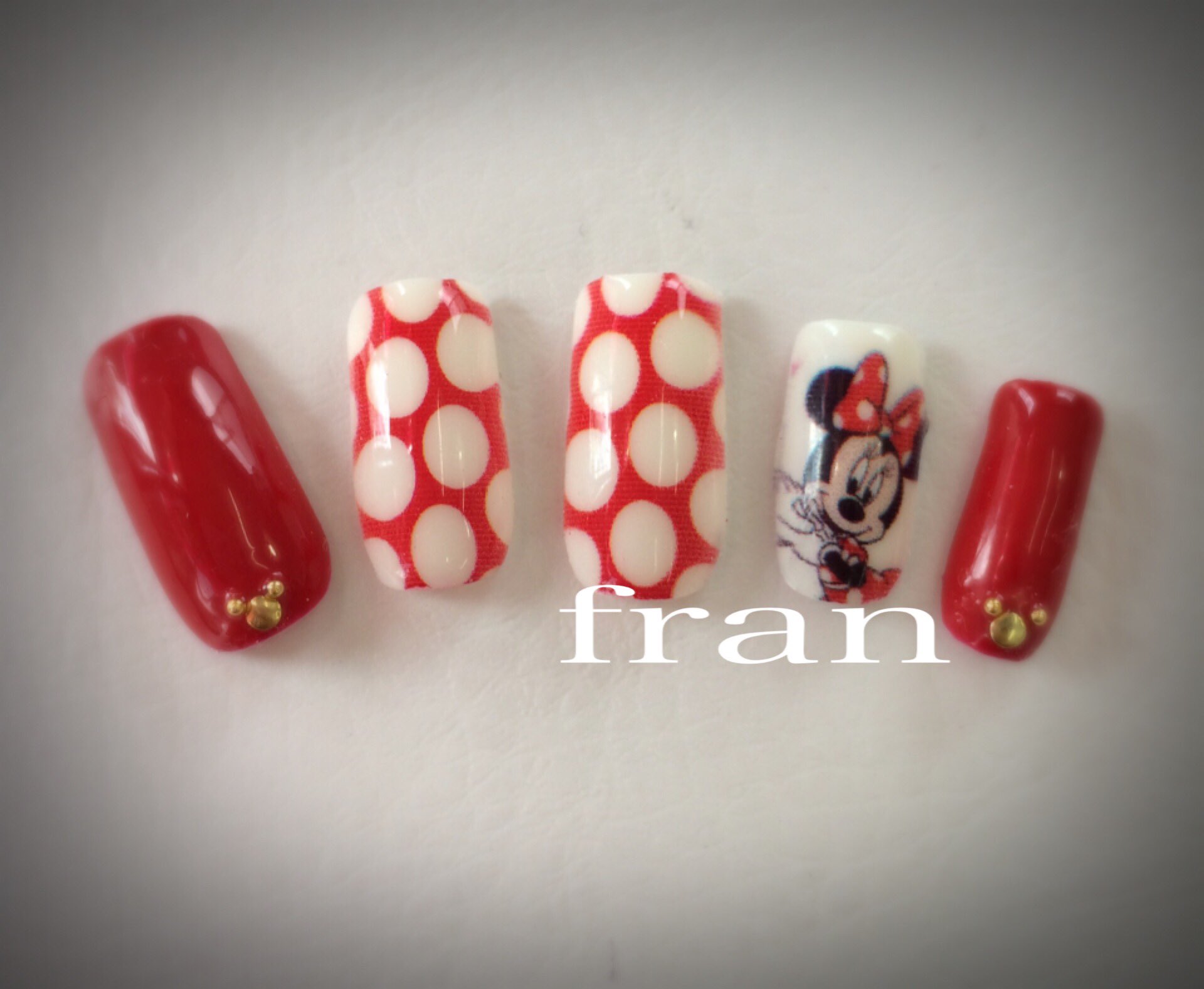 Fran ディズニーシー15周年 てことでオートネイルでミニーネイルも作ってみました スタッズの隠れミッキーも付いてます ディズニーネイル T Co Uueeeiwttw