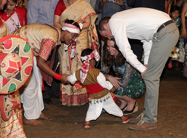 BuzzFeedIndia's tweet photo. This Kid Took Revenge For 200 Years Of Colonisation By Stomping On Will And Kate’s Feet https://t.co/6XHnYnyFlM https://t.co/pSCAGk1ujo