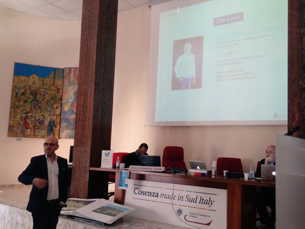 DanieleMainieri's tweet photo. In CCIAA di #Cosenza il fondatore dello @studio_salerno ci parla di #turismo digitale. #digitalbag https://t.co/Gx8X8yDn0z