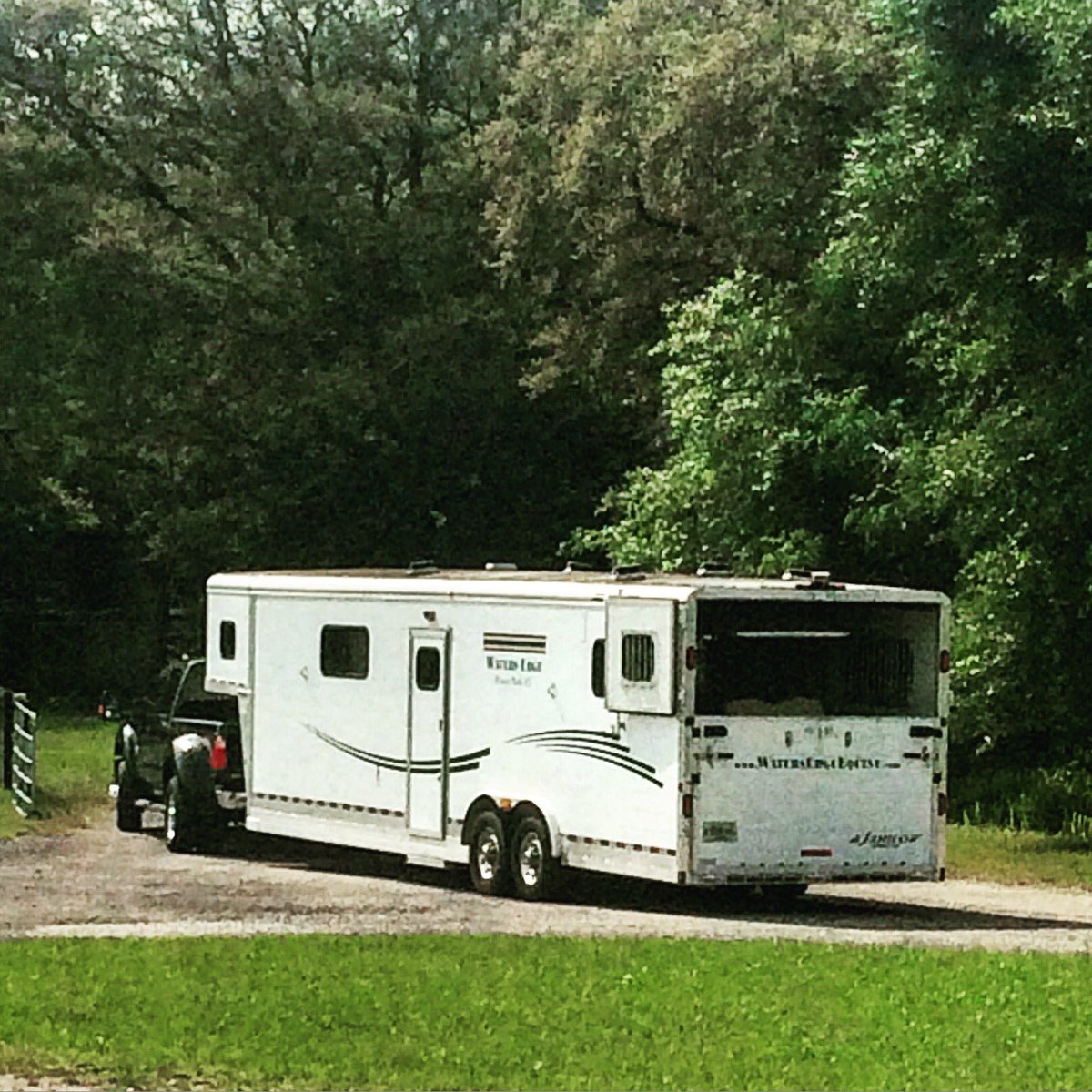 teamwatersedge's tweet image. Horses are loaded and on their way to Jacksonville! Good luck girls!☺️😘
