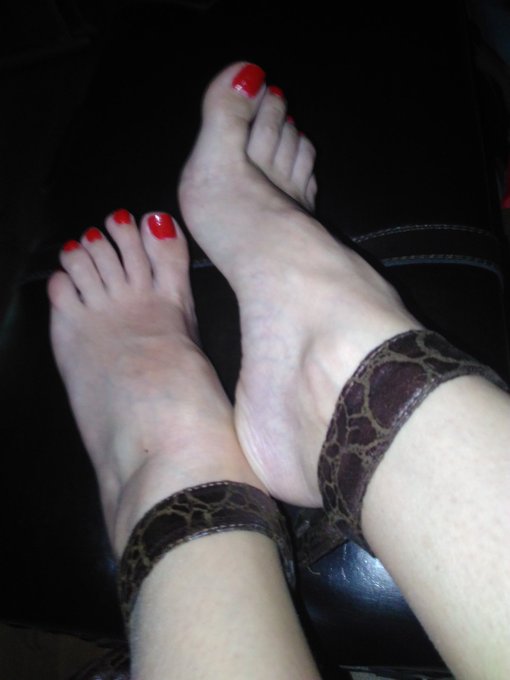 Petite photo pour vous mes ch&eacute;ris f&eacute;tichiste :) #Footfetish #NailPolishRed https://t.co/FKcBj7Wra9<a href="/tag/footfetish"class="tags"><span>#footfetish</span></a><a href="/tag/nailpolishred"class="tags"><span>#nailpolishred</span></a>