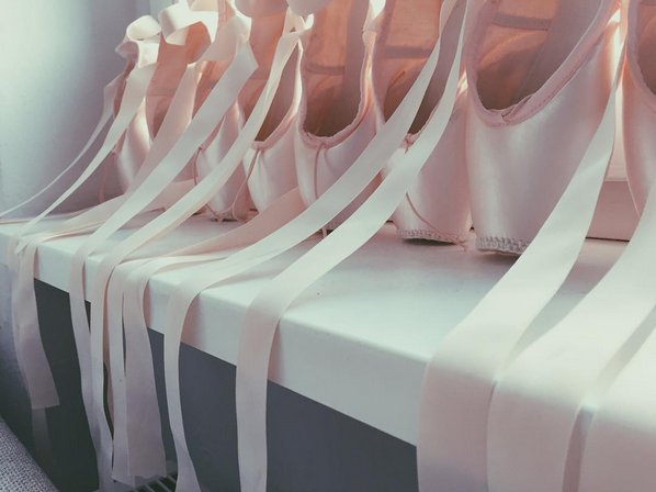 pointe_magazine's tweet photo. Perfectly placed pointe shoes. (Photo by @Staatsballett_B dancer @Patricia_Zhou via (at)patricia_zhou on Instagram) https://t.co/v7UGRM3J7n