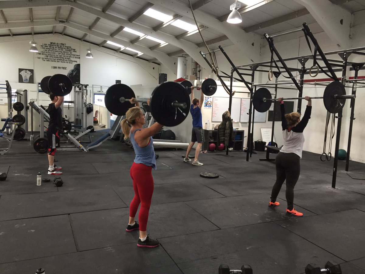 Morning class going down. Bit of shoulder to over head in a tasty little 15 minute EMOM. #lungs