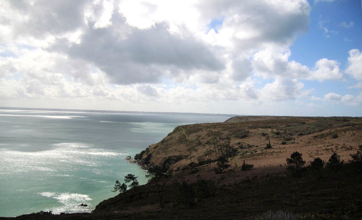 Basephine's tweet photo. La beauté sauvage de la presqu'île de #Crozon, #Finistere , #BZH https://t.co/00kWU84E9S https://t.co/SRq3AOzgyY