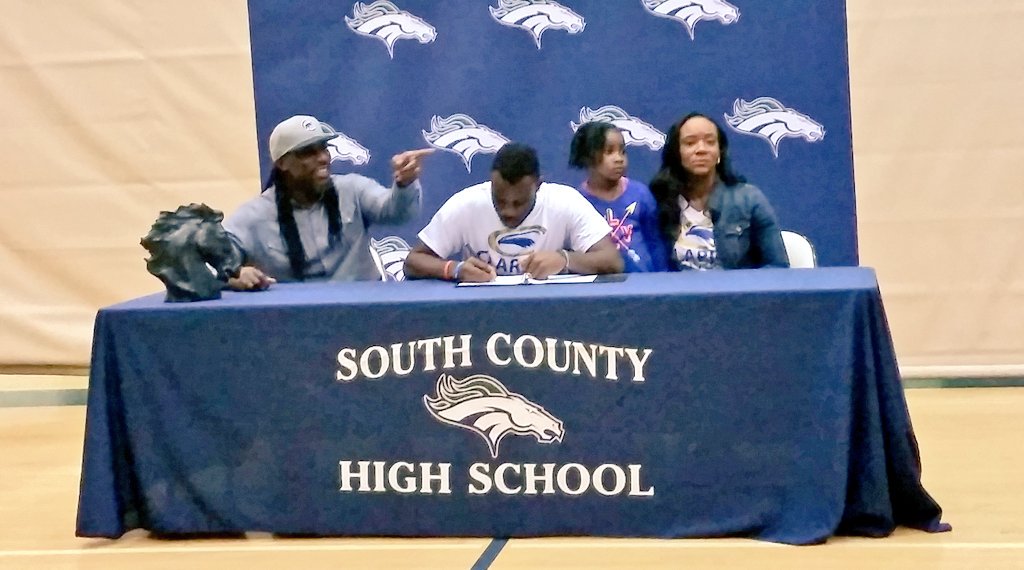 ItsOrderMySteps's tweet photo. #OMSroadtrip 2C College Signing Ceremony @ South County HS #StudentAthletes➡#college
More pix on Facebook #allmets https://t.co/shLIEK2DIz