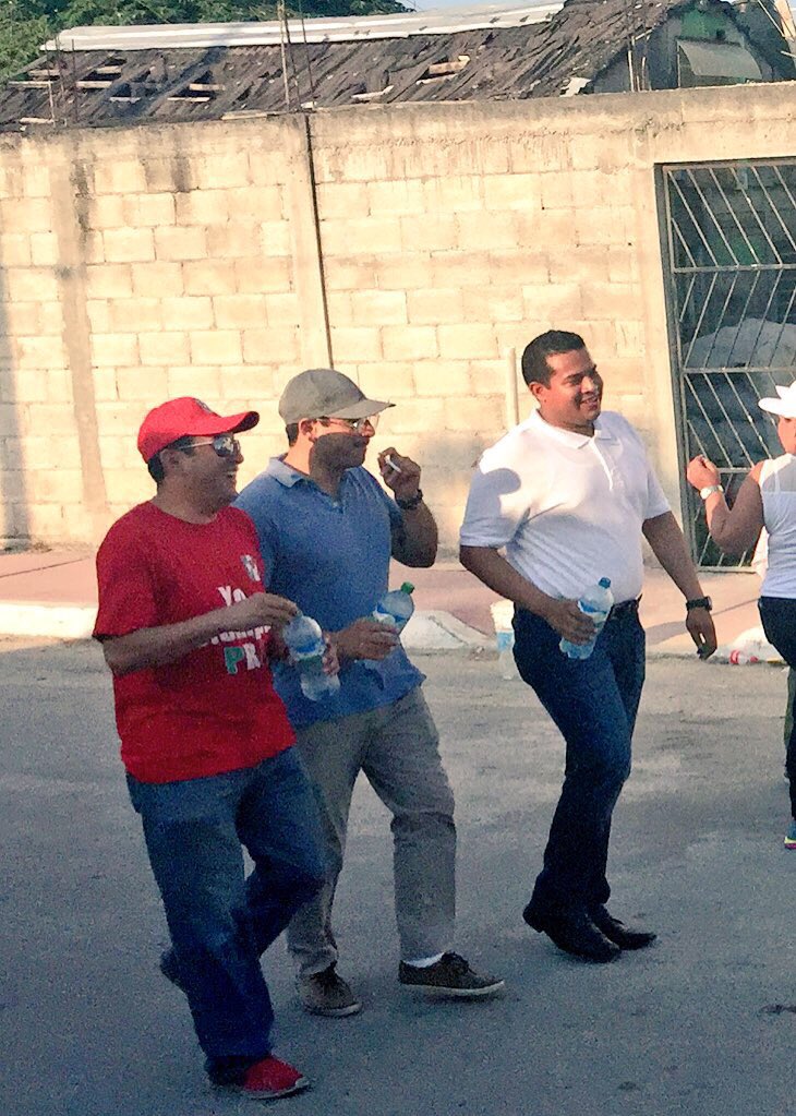 aldrin_284's tweet photo. Caminata de ayer en la colonia #Proterritorio #Chetumal en apoyo a la candidata a presi muni #OPB @ArletMolgoraG https://t.co/aLYfjj3UNA
