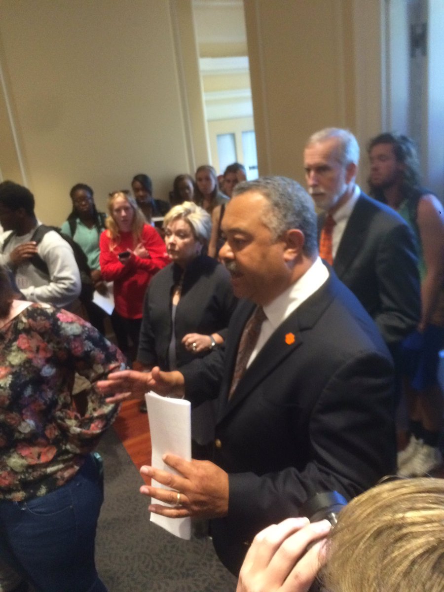 "We need you to wrap this up in about 5 minutes," Chief Diversity Officer Max Allen said https://t.co/9LqderejiK