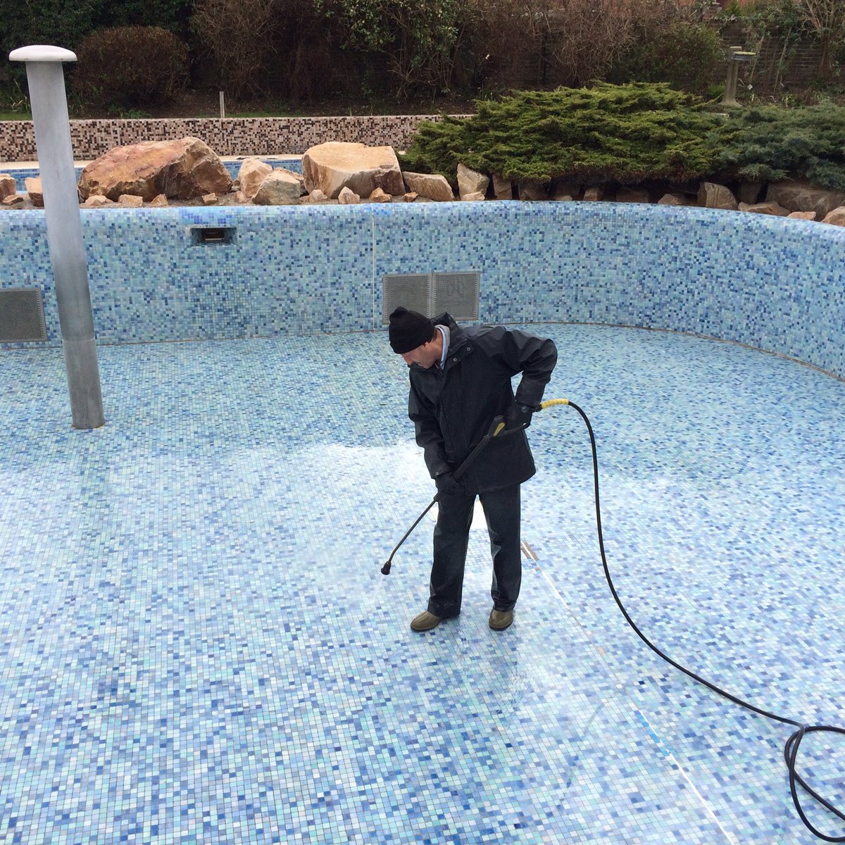 FavershamPools's tweet image. Ronnie cleaning the #funpool ready to be filled for the #summerseason starting the 30th April #swimming #kent