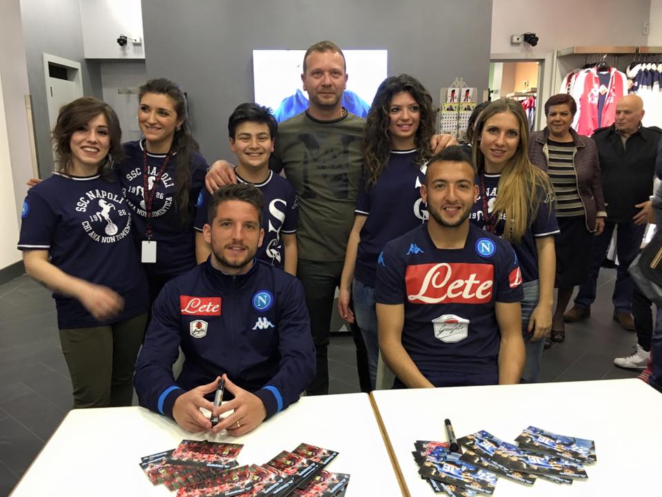 KappaItalia's tweet photo. @dries_mertens14 e @OEKaddouri incontrano i tifosi dell'@sscnapoli nel negozio RdK di Nola! be #Kappassionate https://t.co/Go0CByhz2f