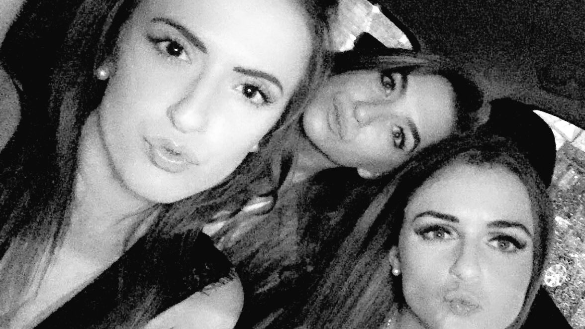 Emilyxx1's tweet photo. Last weekend with the girls 👯❤️ can't wait for London with @LauraFoxx_ staying in till then! https://t.co/TEAYZfmDWe