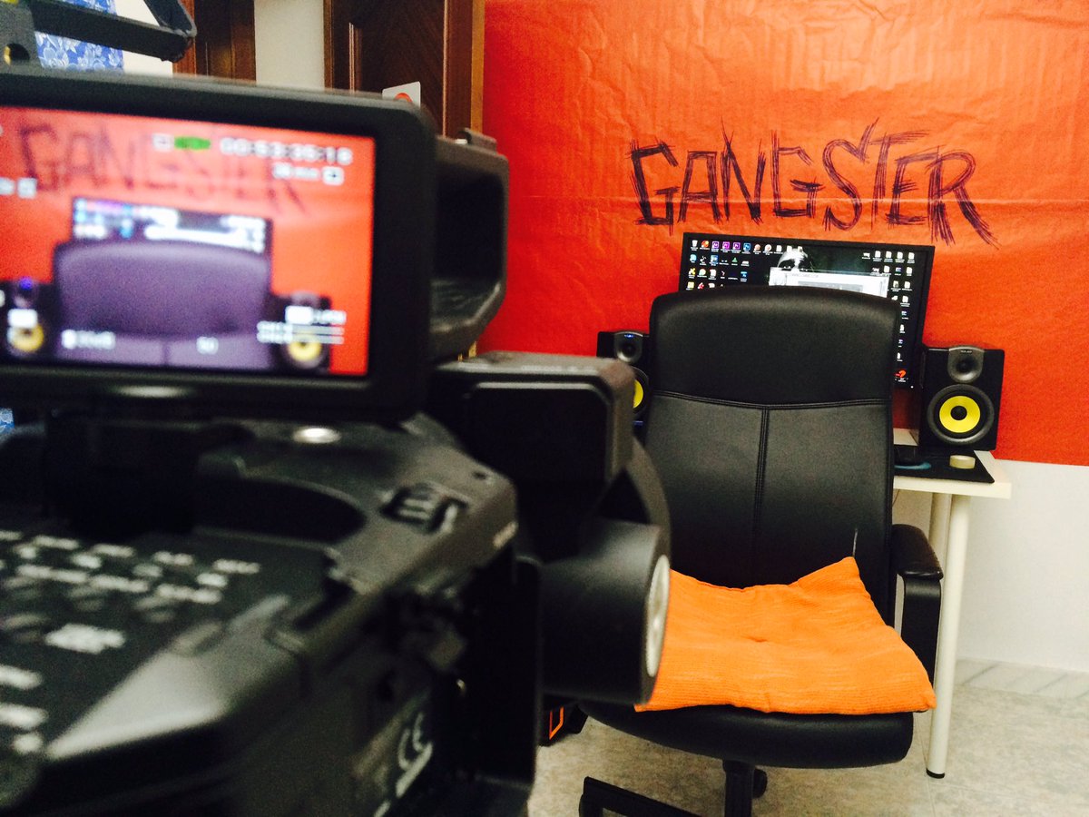 Kronnomc's tweet photo. Nuevo tema muuuuyyy pronto!😁 YOUTUBE GANGSTER! Fiyahhh!🔥🔥🔥🔥🔥😈😈 https://t.co/E3IO8kb4qQ