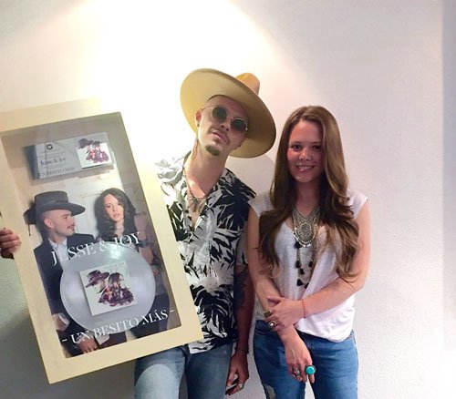 Polux_Web's tweet photo. Los hermanos @jesseyjoy obtienen #DiscoDePlatino por las altas ventas de #UnBesitoMas : https://t.co/PMbMF61hZH https://t.co/J3RIk56IbB
