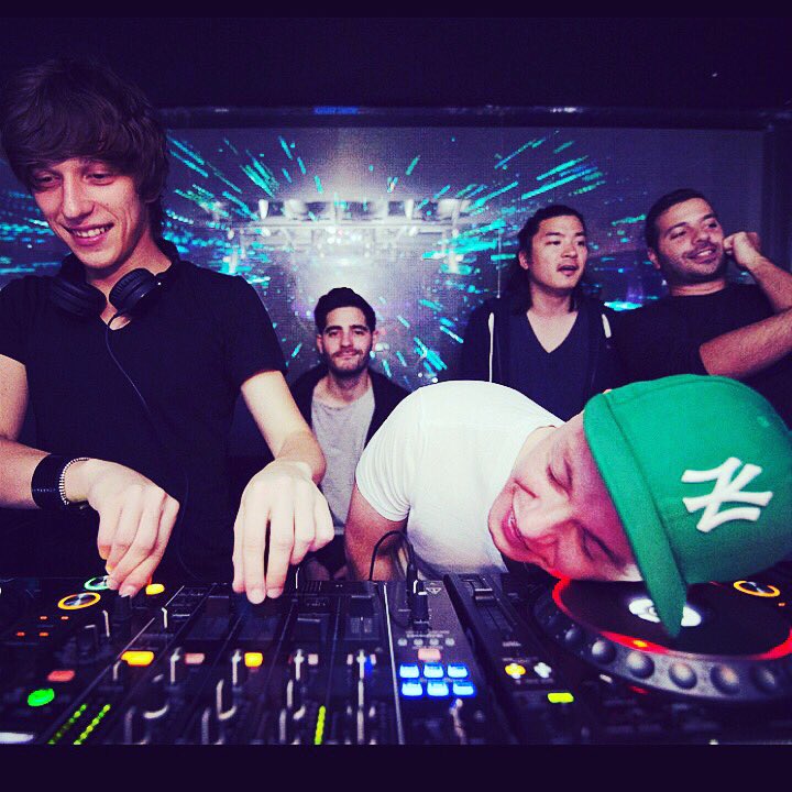 #tbt My Best Photobomb in my 27 years. <a href="/ShapovMusic/">Shapov</a> <a href="/HardRockSofa/">Hard Rock Sofa</a> <a href="/MaarcosOfficial/">Maarcos</a> <a href="/jusjack/">JUS JACK MUSIC</a>