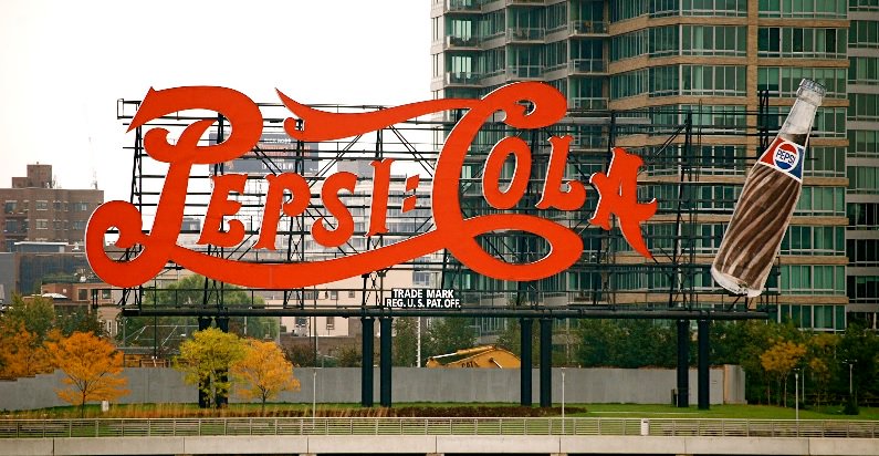 Joe_McDonald's tweet photo. Iconic Pepsi sign on NYC's East River ​finally named a city landmark. https://t.co/cE6BdBHZxS https://t.co/r0PyzU4Wqo