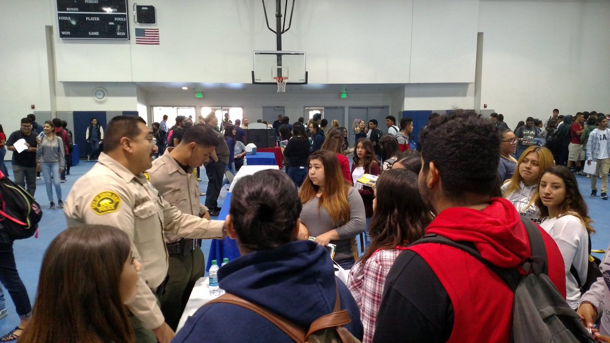 BojorquezMaria1's tweet photo. Today's news: SEHS hosts its first College &amp; Career Fair! @jaguartimes @hsinsider #wearesehs https://t.co/29l5VxYwKr