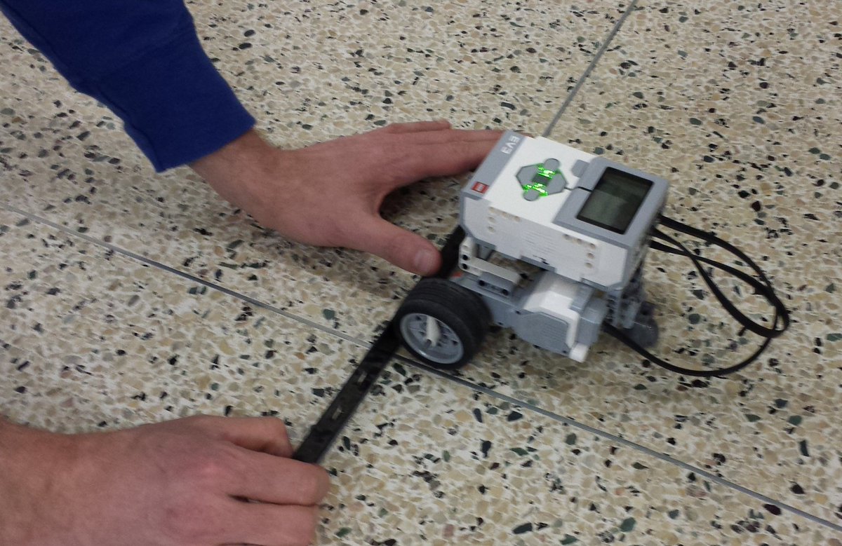 Alexander1Ej's tweet image. #DRiVescience #TVDSB #CODErobotics Make sure our starting point is lined up accurately.