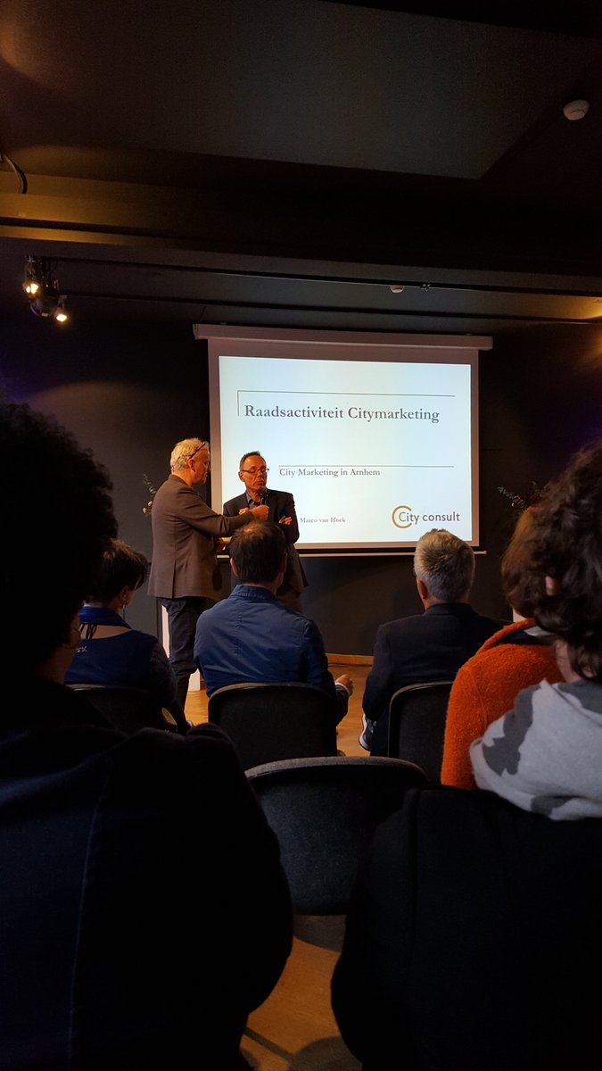 Wethouder Ron König opent de avond City Marketing Arnhem. Straks gaan we met raadsleden sparren over de toekomst.