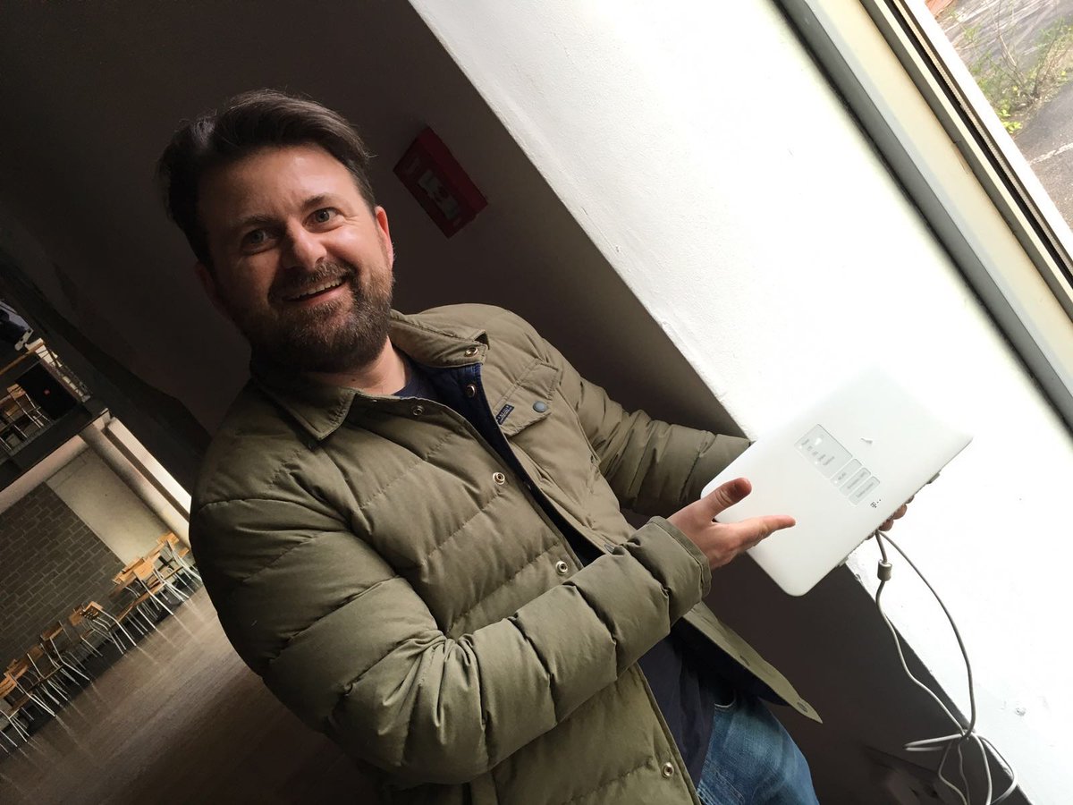 ilja checkt das wlan für den #startup_sprint. sieht gut aus!... die signalstärke auch #startup_dus #startupwoche