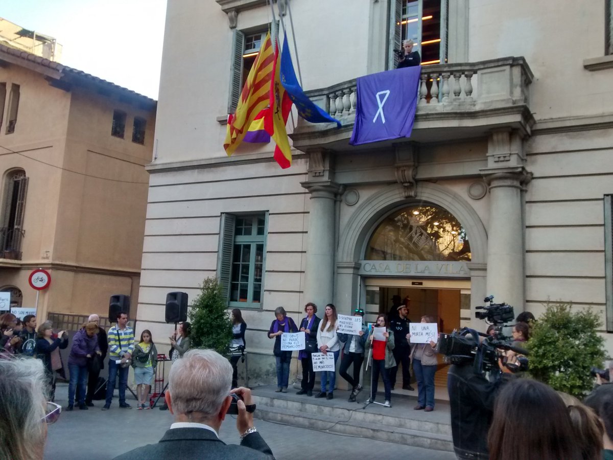 Des de <a href="/SFFeminista/">Sant Feliu Feminista</a> llegeixen manifest contra violència masclista #santfeliu: "Prou feminicidis. Ens volem vives".