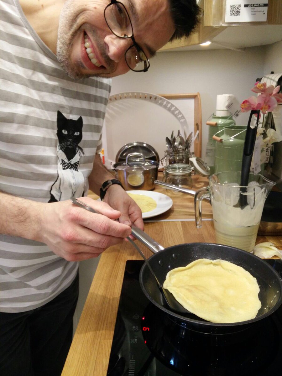 ChefSins's tweet photo. El #capdesala de @TastSilvia, @tonitarra, preparant un Crêpe Suzette a @IkeaMahon #algosecocinaenikea @IKEAeventos https://t.co/0dLABbWgQa
