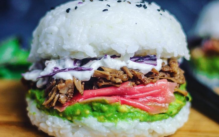 InTheKnow's tweet photo. The sushi burger is the insane hybrid you've been waiting for: https://t.co/iWEOVyjr1n https://t.co/2uXic9MGjL