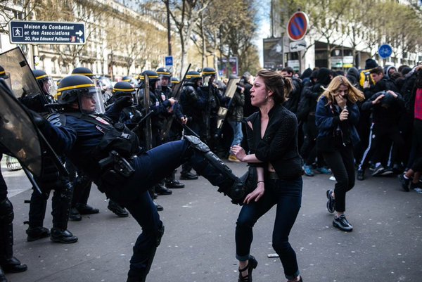 В Париже продолжаются массовые протесты и беспорядки связанные с попыткой французских "социалистов" (у которых от социализма одно название) продавить во Франции трудовую реформу. 