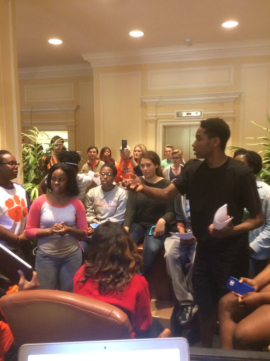 Protesters are discussing procedure for exiting building for those who want to leave Sikes by 5:30 p.m. #sikesitin https://t.co/rMZMhTtwLo