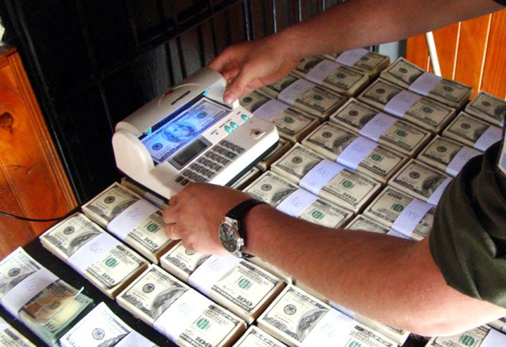 perfilcom's tweet photo. Cayó una banda que ingresaba al país dólares falsos en cambiadores de bebé https://t.co/cBliDQZCQ5 https://t.co/nBaBKqCNoZ
