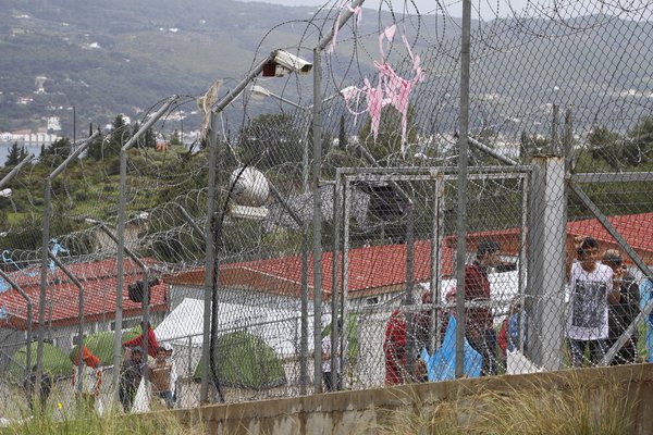 MSF_Espana's tweet photo. #Europa ha perdido la capacidad de diferenciar entre delincuentes y #refugiados que necesitan protección https://t.co/5GgMA7gCPR