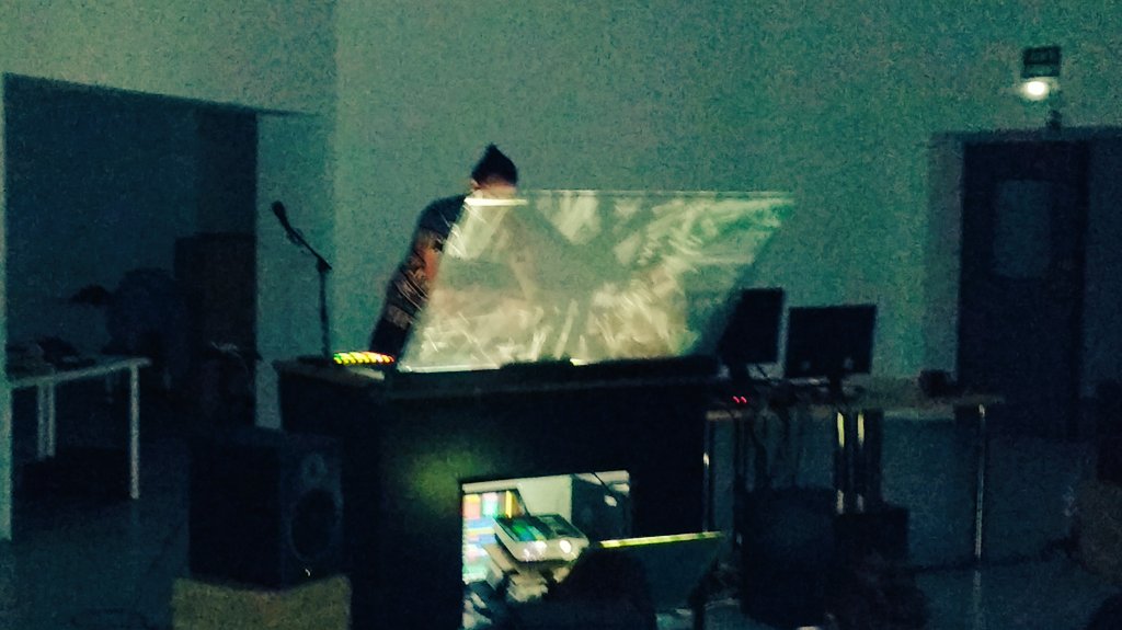 etopia_'s tweet photo. Impresionante actuación del artista sonoro holandés Daniel Maalman #Polymer con la #ImmerTable https://t.co/EcmU27pcz8